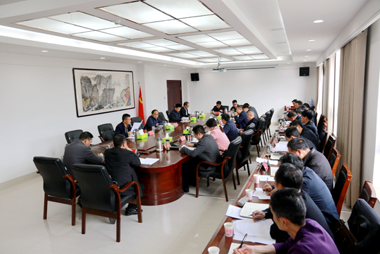 蔡贤忠在全县农业产业扶贫座谈会上强调 整乡整村推进产业发展　把每个贫困户联结到产业上