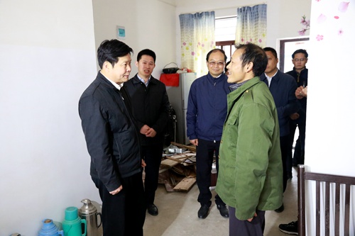 陈新武在房县调研脱贫攻坚工作时强调：把产业扶贫作为脱贫攻坚的治本之策