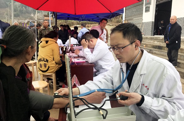 房县人民医院精准扶贫送健康 下乡义诊暖人心