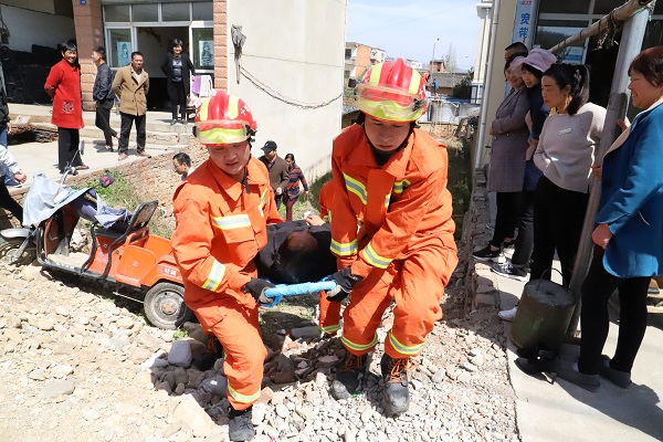 6米深醋罐“生吞”电焊工人 房县消防紧急救援