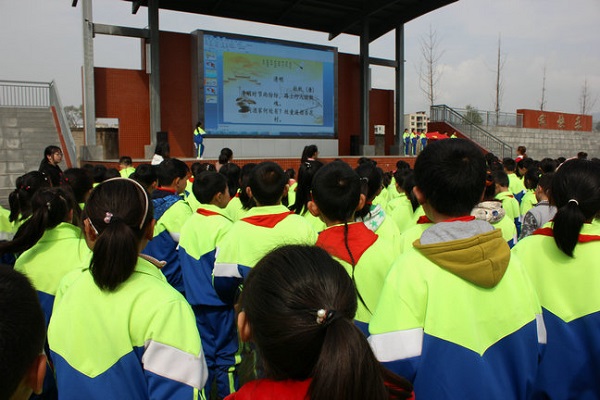 军店小学师生齐诵《清明》弘扬传统文化