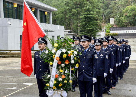 房县公安民警清明祭奠英烈