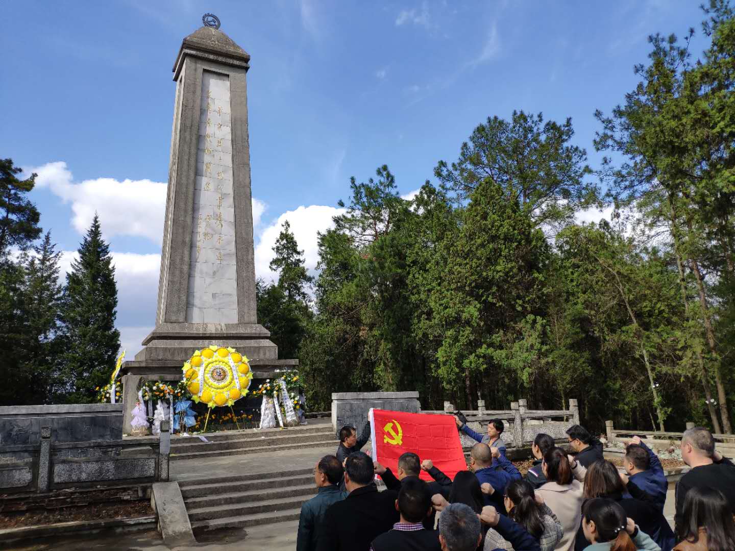 缅怀革命烈士 弘扬烈士精神 房县工业园区党委开展清明节扫墓活动