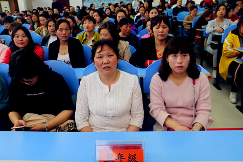 东城小学举办父母专业课《青春期的亲子沟通》讲座