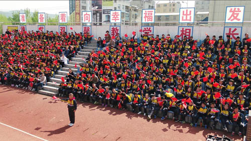 县融媒体中心走进东城小学录制快闪《我和我的祖国》