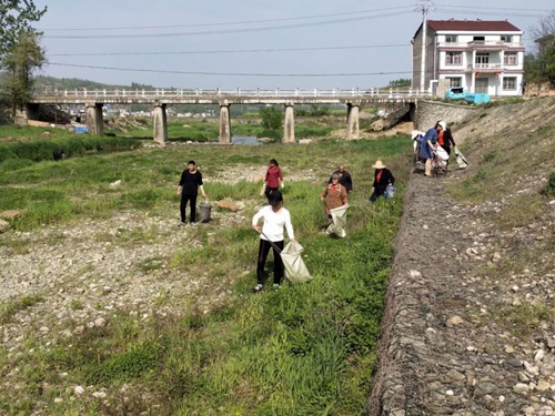 化龙堰镇 全镇开展卫生大清扫，垃圾大清理行动