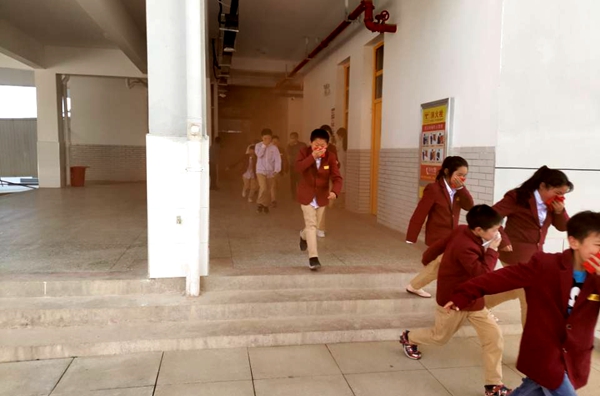 房县思源学校开展消防逃生演练