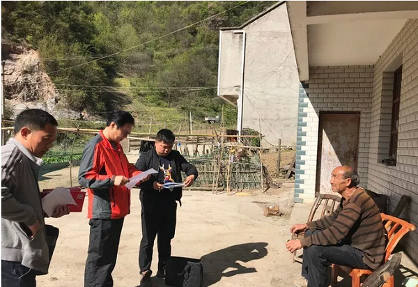 县医院：镇企联合查摆问题有序推进“进村入户、户户走到”工作