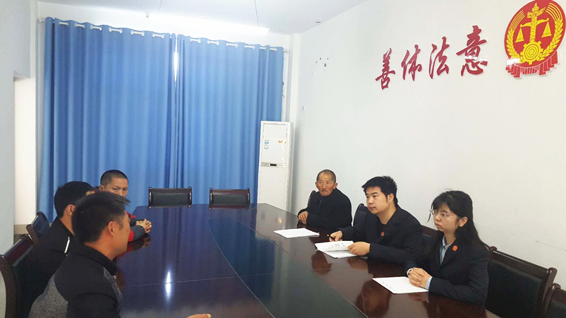 房县法院军店法庭调解一起不赡养老人纠纷案件