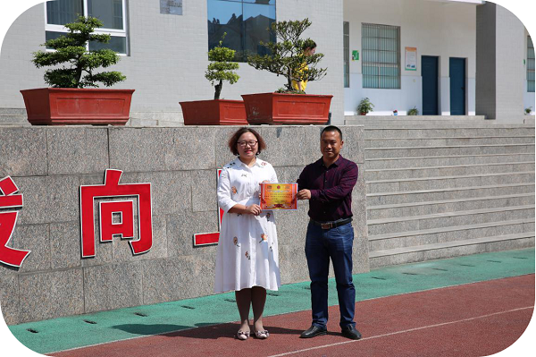 青峰小学开展大型经典诵读表彰活动