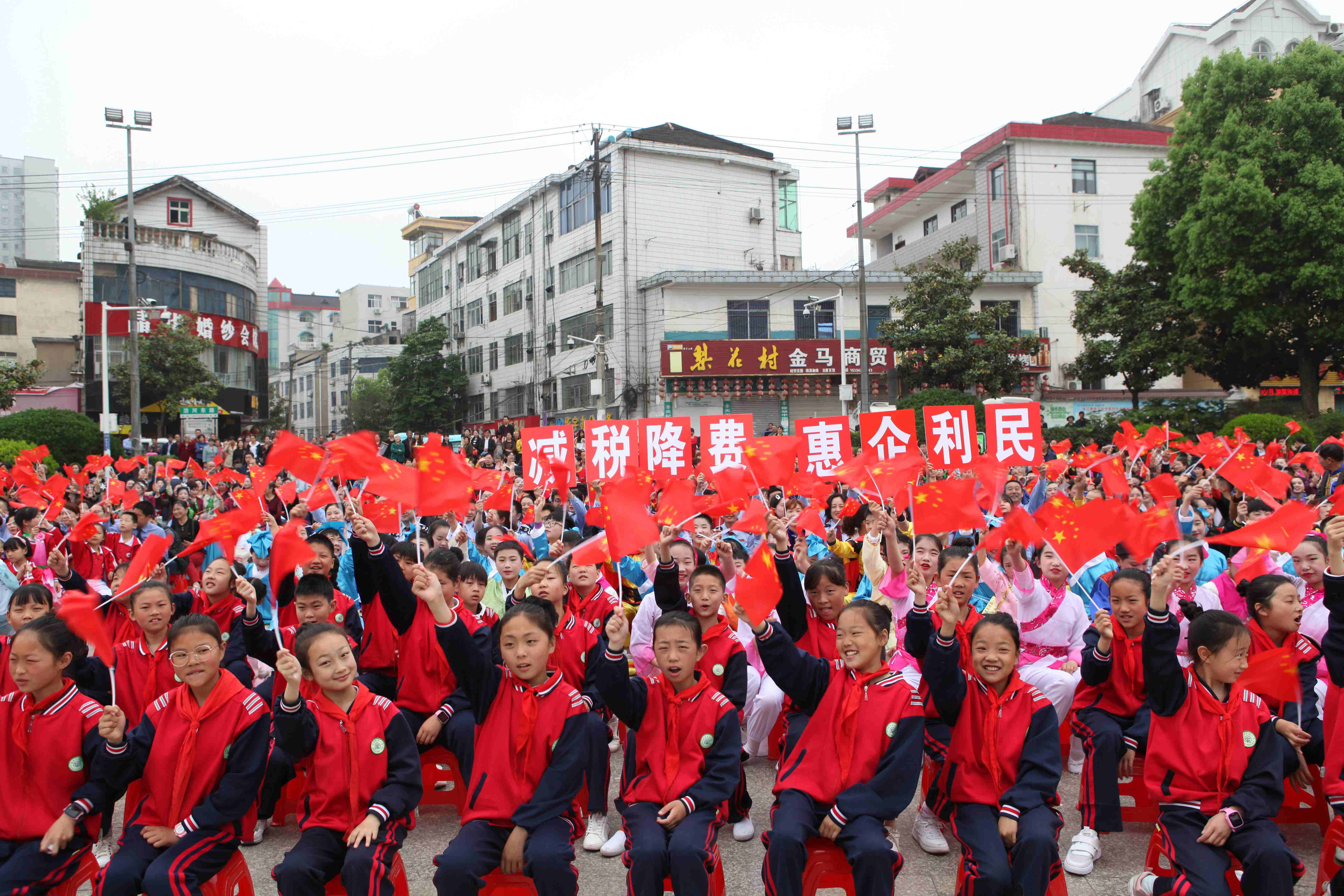 房县税务局：借“舞蹈展演”大舞台，唱“减税降费”好声音