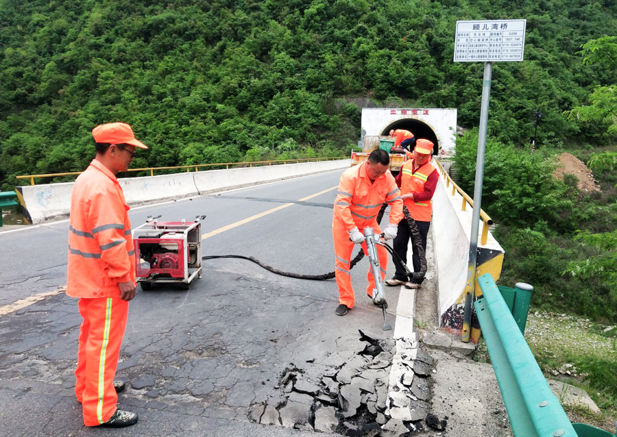 房县交通公路部门打造“畅安舒美”交通环境 保障“五一”期间道路安全畅通
