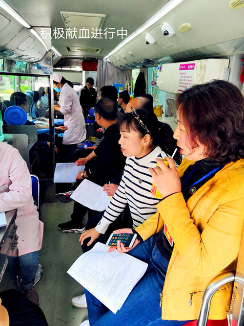 房县东城小学教师开展无偿献血活动