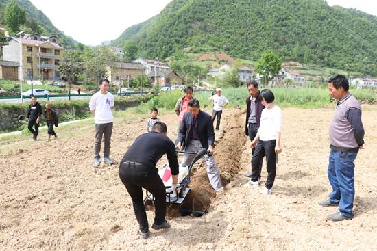 房县农机扶贫到田间