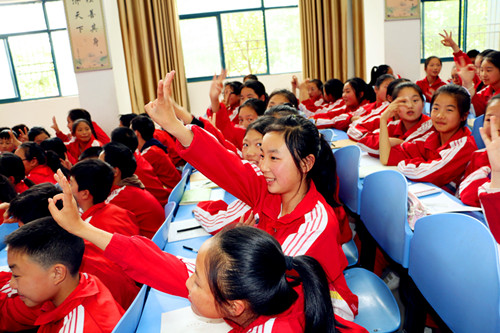 房县东城小学举行六年级青春期心理健康讲座