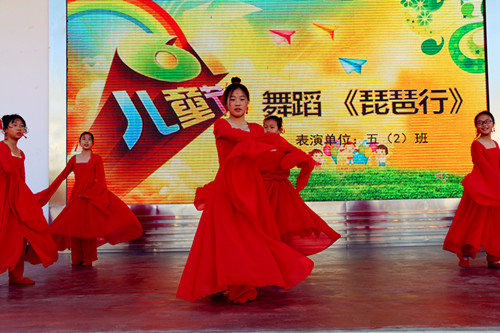 走进新时代，唱响中国梦--------房县东城小学举行第九届七彩艺术节