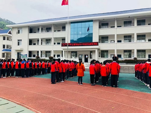 尹吉甫学校举行防震减灾疏散演练