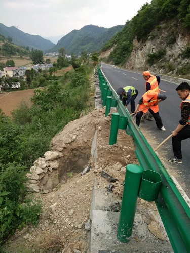 房县公路路政执法大队专项整治违法涉路施工