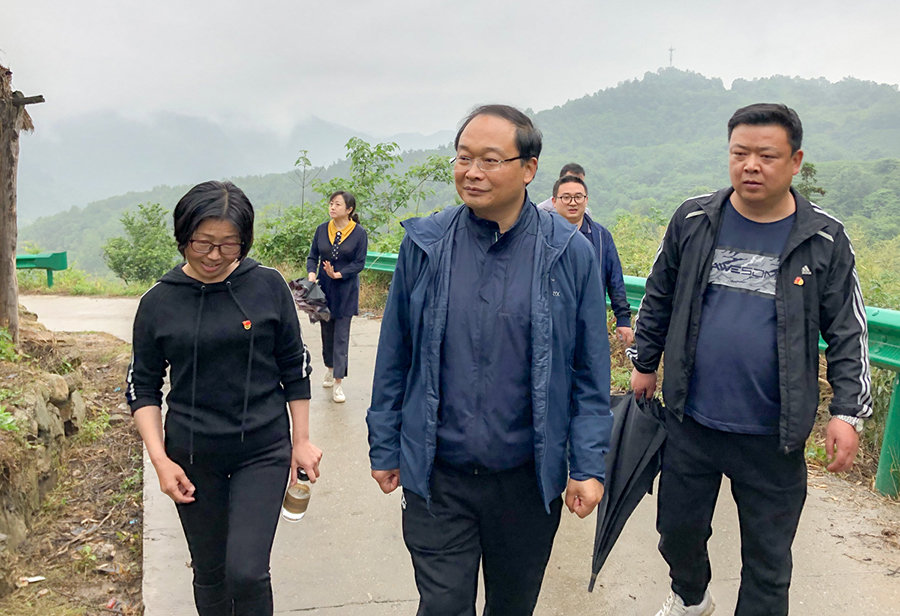 蔡贤忠强调：推动产业扶贫项目精准到户到人