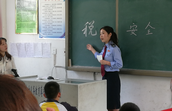 房县税务局新时代文明实践志愿服务队进校园