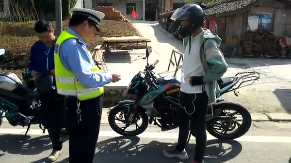 房县交警大队及时消除一起交通安全隐患