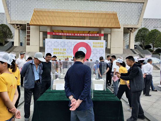 县博物馆大胆创新 让精品文物与市民近距离接触