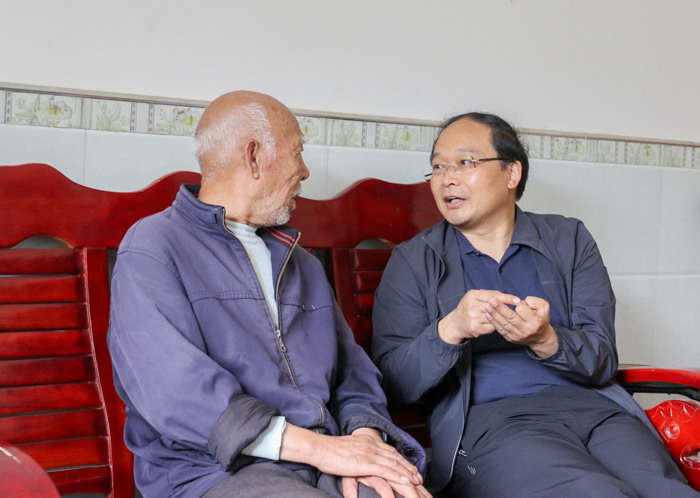 蔡贤忠到军店镇入户走访面对面化解群众信访问题