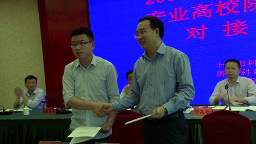 全市生物医药产业校企对接活动在我县举行