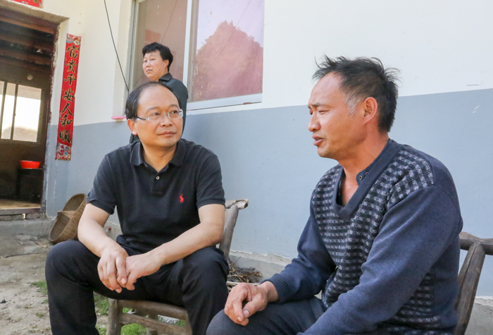 蔡贤忠到白鹤镇入户下访化解信访问题