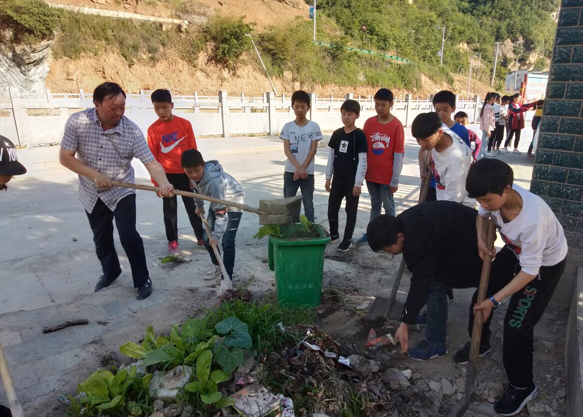 万峪初中举办“清洁家园 你我同参与”公益活动