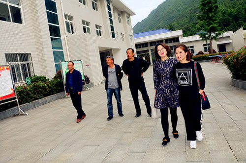 房县东城小学情系支教人慰问暖人心