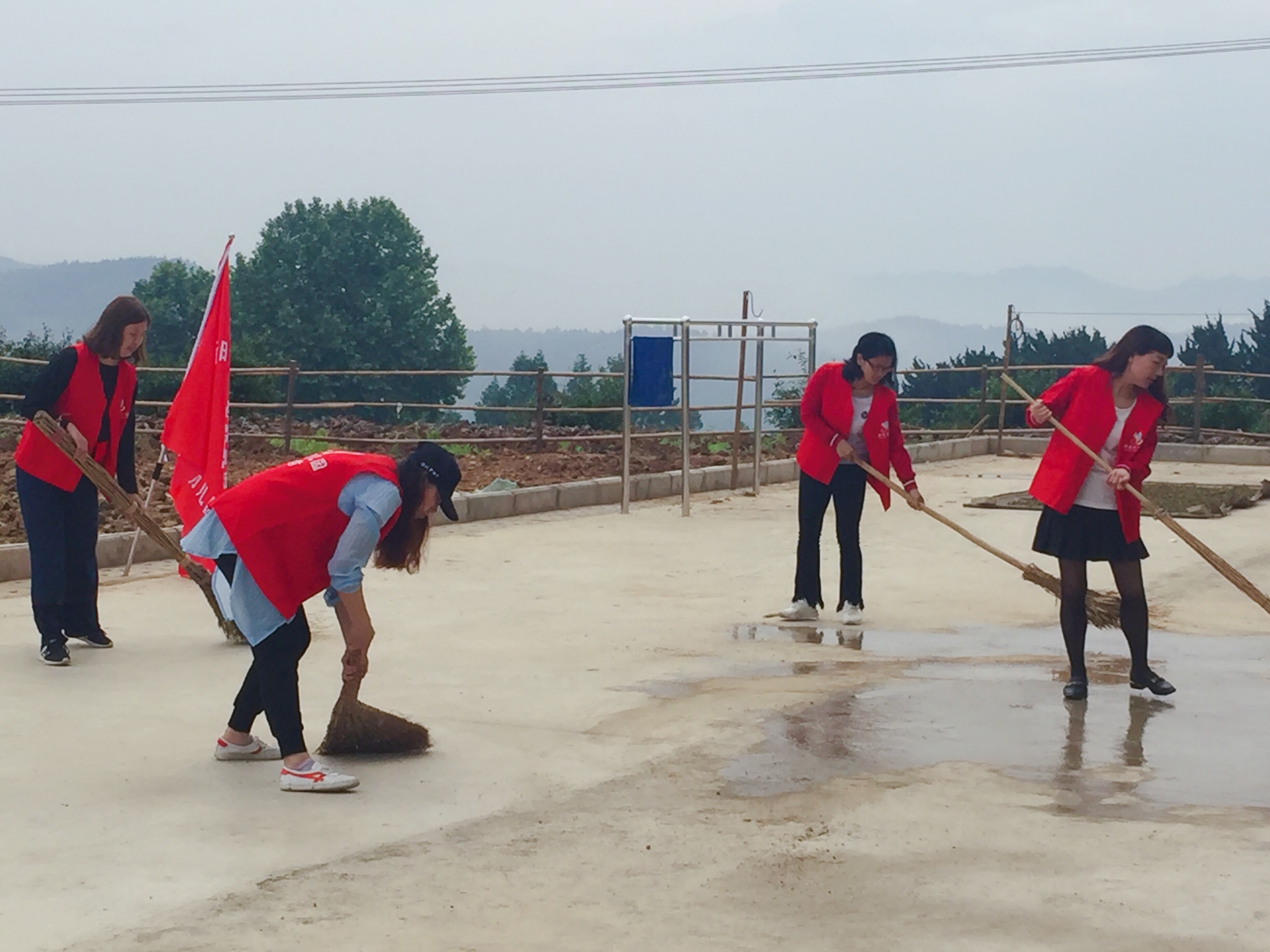 房县幼儿园志愿服务队开展“我陪农户洁家园”活动