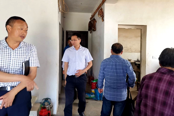 副县长冉瑶函到大堰村入户暗访督导脱贫攻坚工作