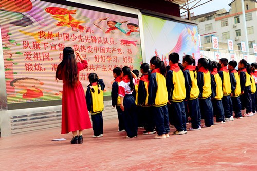 东城小学举行庆“六一”新队员入队仪式