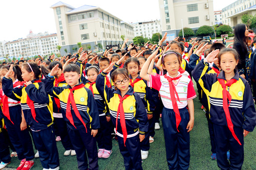 东城小学举行庆“六一”新队员入队仪式