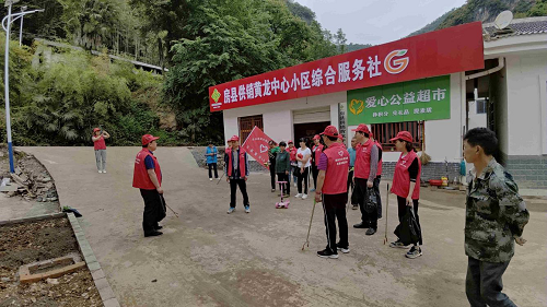 房县供销社文明实践志愿服务小分队开展“我陪农户洁家园”活动