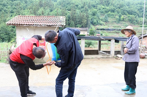 房县农机服务中心科普技术分队送技术下乡