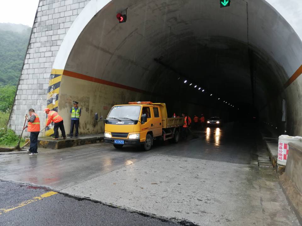 房县交通运输局有序开展水毁道路修复 确保道路安全畅通
