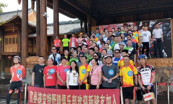 我县成功举办“湖北野人车队　畅游花田酒溪”大型骑游活动