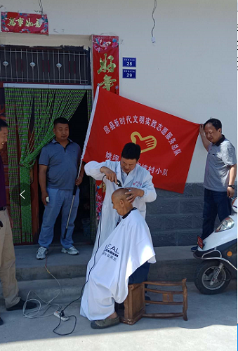 姚坪乡屈家坡村志愿服务队开展义务理发活动