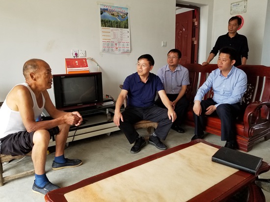 张歌莺来房开展“聚力脱贫攻坚、人大代表在行动”调研