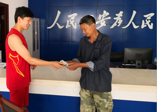 财政干部拾金不昧失主领回感动流泪