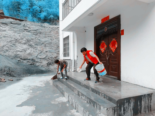 东城小学志愿者到扶贫村开展“整治环境，靓洁家园”活动