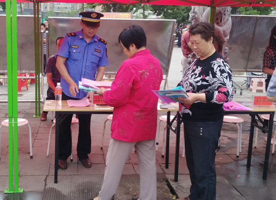 县执法局市场开发服务中心开展食品安全宣传活动