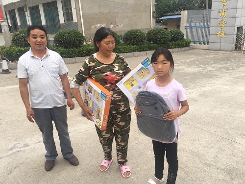 尹吉甫镇团委：情暖留守儿童 助力精准扶贫