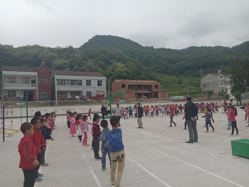 沙河乡中心幼儿园开展“参观小学初体验 幼小衔接零距离”活动