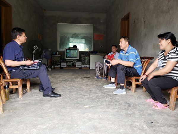 房县总工会开展“支部连支部-携手奔小康”主题党日活动