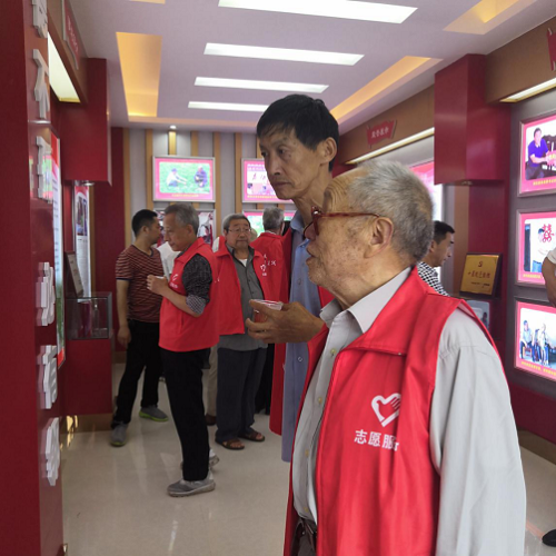 花甲走乡村 感恩新时代