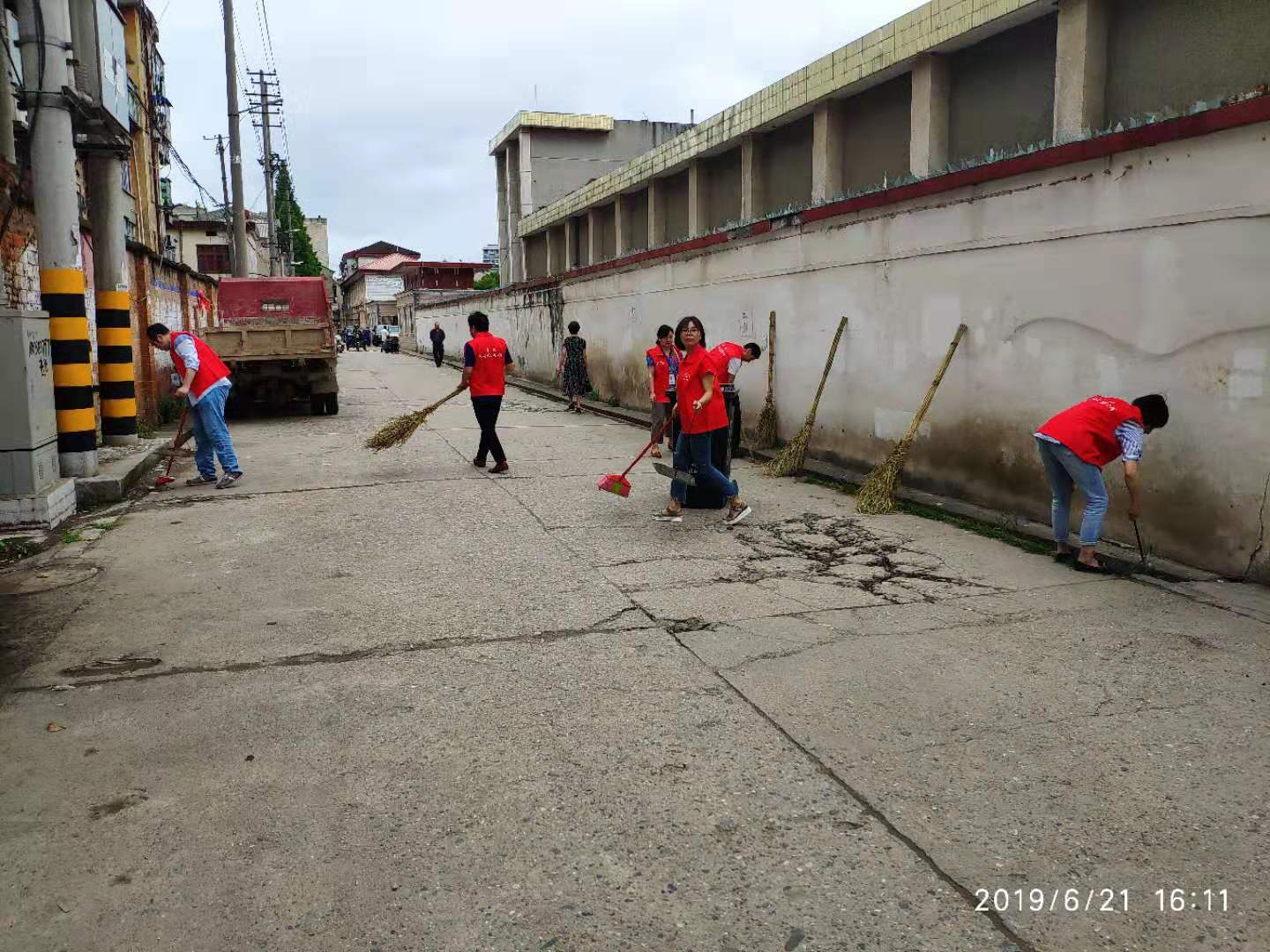 房县人社局志愿服务进社区事小情深暖人心