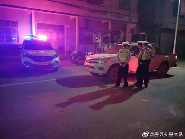 24日全县夜查酒驾,查获违法行为23起,拘留1人,酒驾4起......